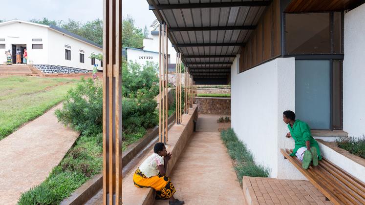 Rwinkwavu Neonatal Intensive Care Unit, Photo by Iwan Baan, Patients waiting in outdoor benches